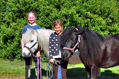 Ponyhof-Gelting-Kinder-mit-Ponys